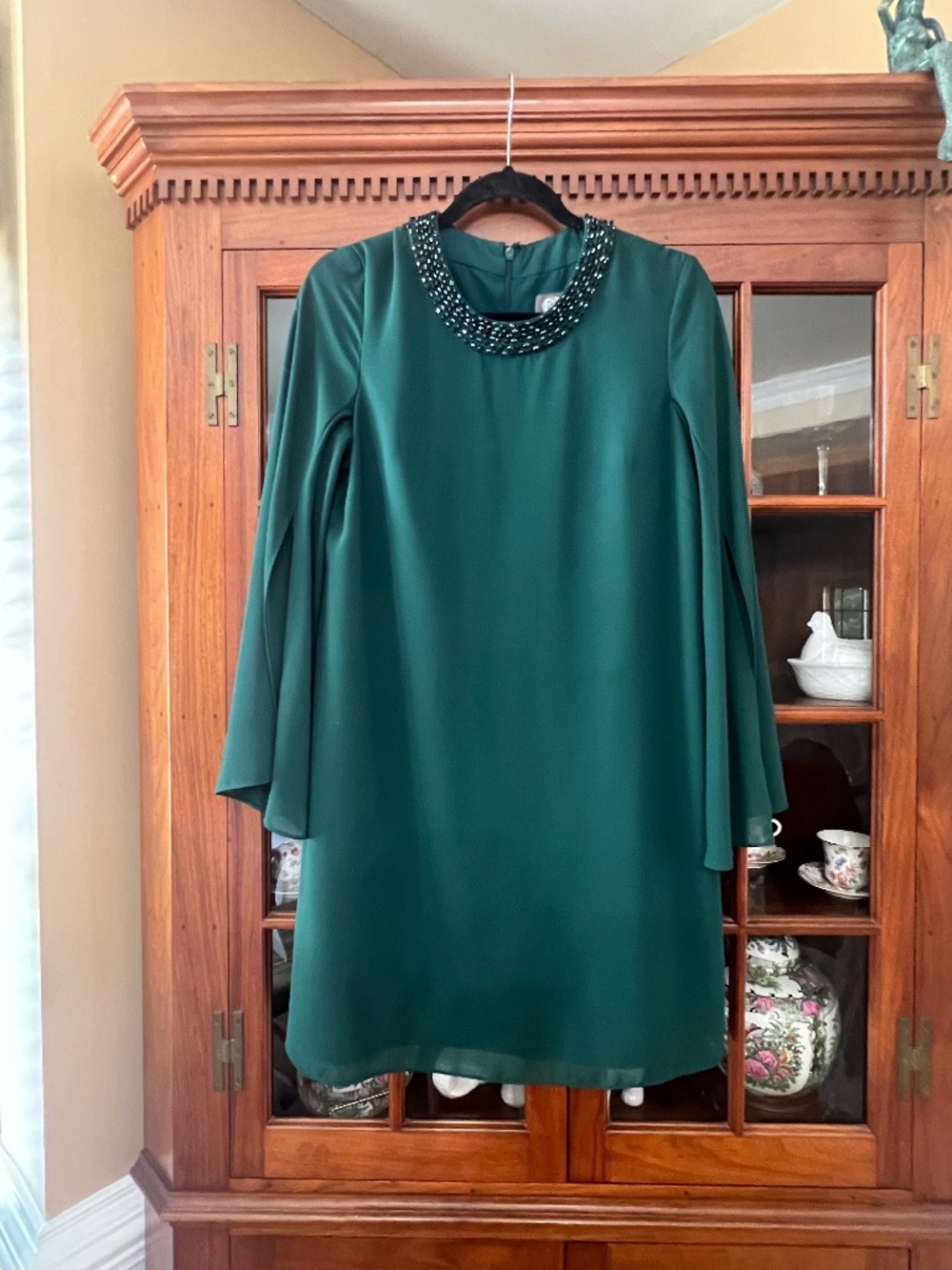 Vince Camuto Emerald Green Beaded Neck Shift Dress Bell Sleeve Size 6 Cocktail